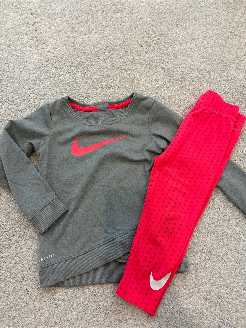 Nike Active Gray Sweatshirt with Bright Pink Dotted Leggings
